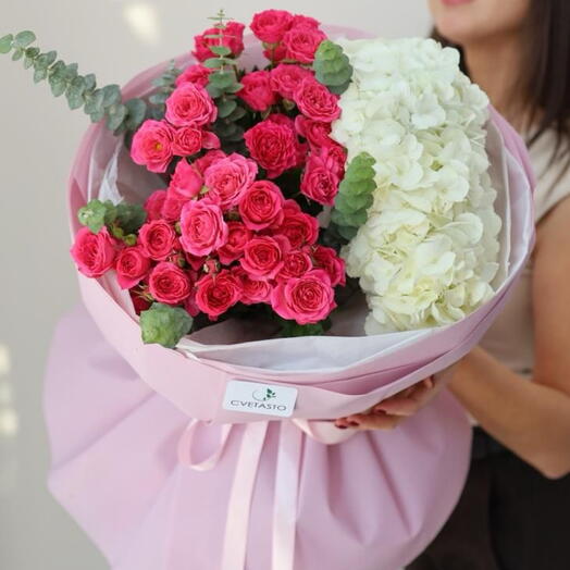 Малиново-белый букет с зеленью