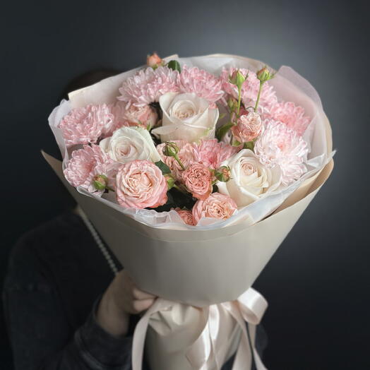 Нежный букет из роз и хризантемы 💗