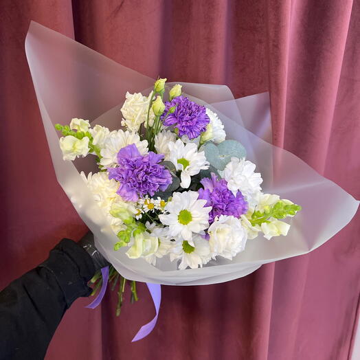 Авторский букет с хризантемами и диантусами