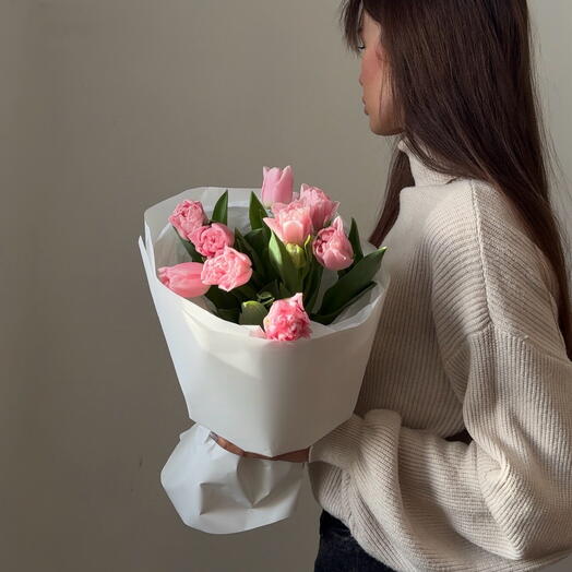 Букет пионовидных нежных тюльпанов