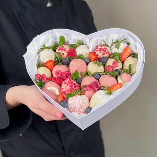 Коробка сердце с клубникой в шоколаде 15-18