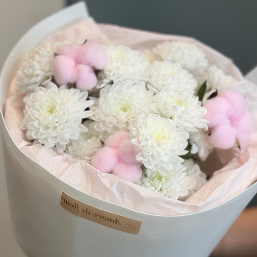 Нежный букетик из 3 хризантем и розового хлопка 🌸