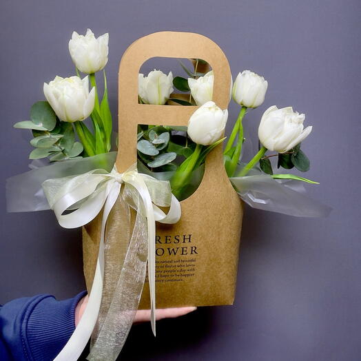 Тюльпаны белые пионовидные в сумочке