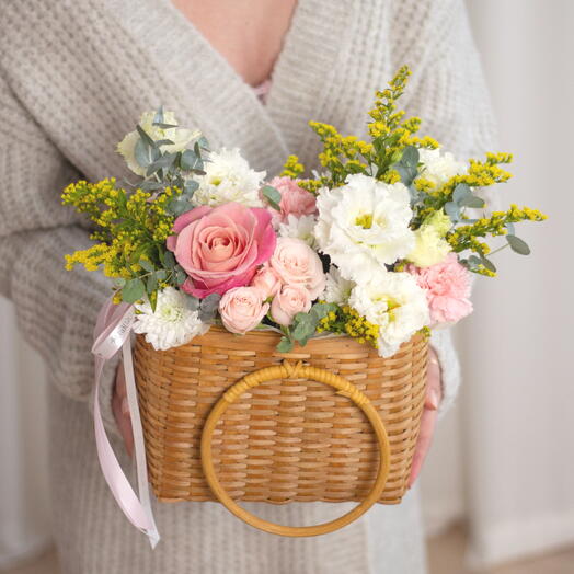 Корзина цветов «Медовый нектар». Солидаго, роза сортовая, эустома, бомбастик, хризантема кустовая, диантус, эвкалипт