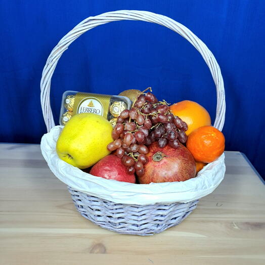 Корзина с фруктами и конфетами подарок для девочки, для девушки, для любимой женщины