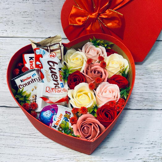 Набор из Киндер и мыльных роз. Подарок на 8 Марта для жены, мамы, подруги, руководителя, учителя, воспитателя, коллеги