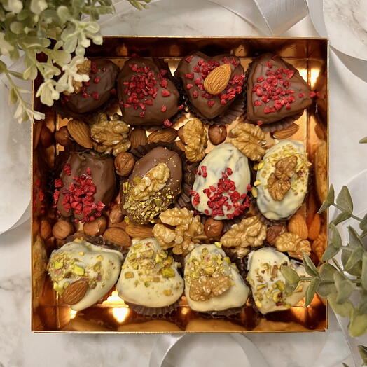 Королевские финики в бельгийском шоколаде в форме сердца