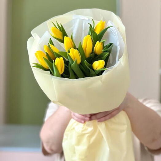 Букет с клубникой в шоколаде и тюльпанами 