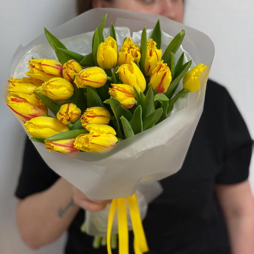 Букет ярких тюльпанов 19 штук