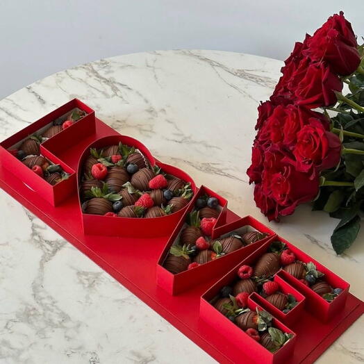 Подарочный набор цветы и клубника в шоколаде