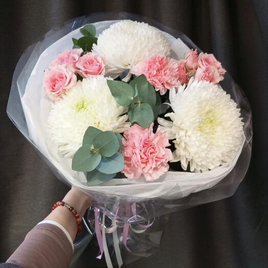 Нежный букет из стойкой хризантемы Магнум, кустовой розы и диантусов 💖