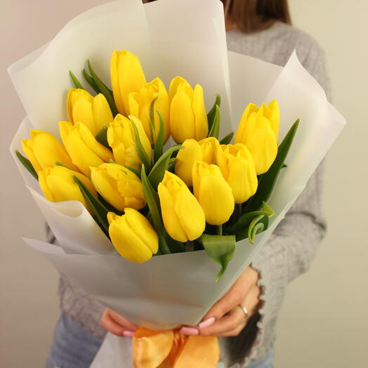 15 желтых тюльпанов
