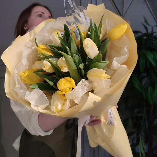 Букет из 15 тюльпанов(лимонные)