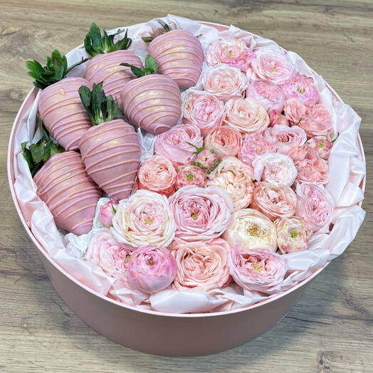 Нежный набор с клубникой в шоколаде и кустовой розой 🌸