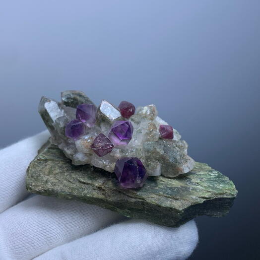 Композиция из камней и кристаллов Coolcrystals 080: кварц с хлоритом, аметист, шпинель, нефрит