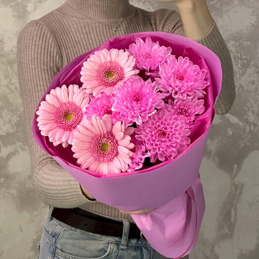 Розовый букет из необычной хризантемы и розовых гербер🌸