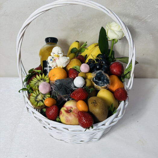 Корзина с фруктом, соком и шоколадным утками