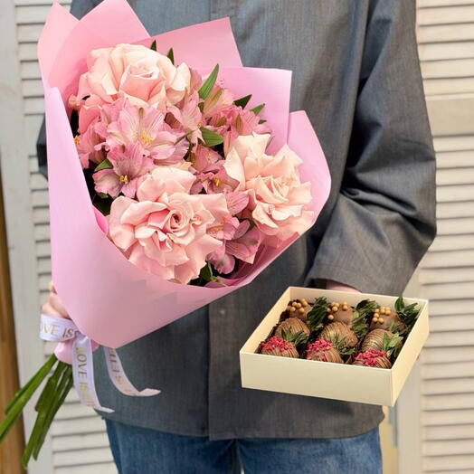 Набор букет из нежных французских роз и альстромерии и клубника в молочном шоколаде 9-12 шт