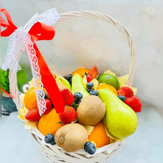 Корзина с фруктами и ягодами