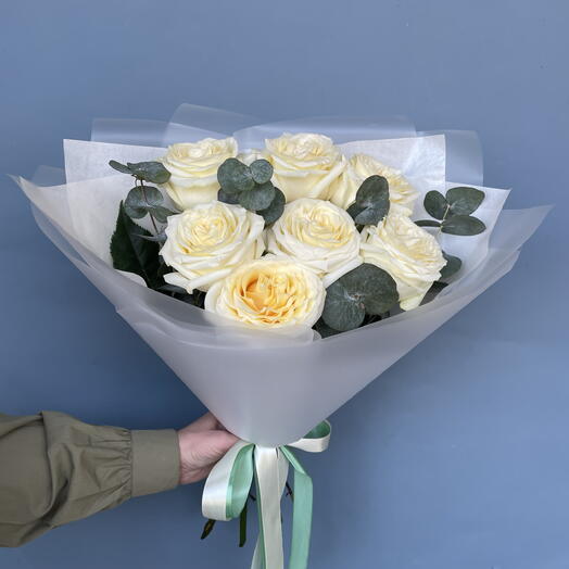 Белые пионовидные розы с эвкалиптом