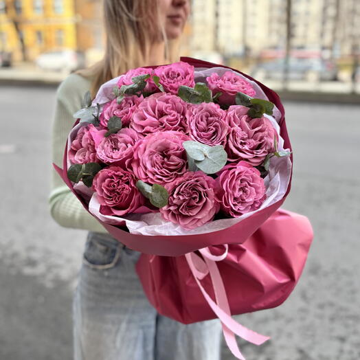 Круглый букет розовых роз «Сердечки» с эвкалиптом