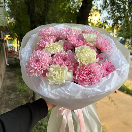 Букет из хризантем и диантусов