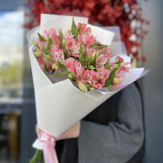 Розовые альстомерии в белой упаковке 🌸