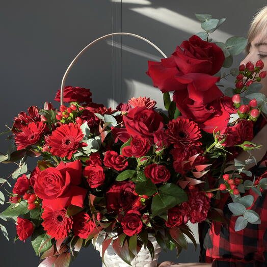 Траурная корзина с красными французскими розами