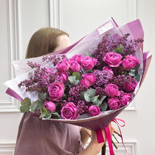 Букет из ароматной сирени и кустовых пионовидных роз «Джулия»