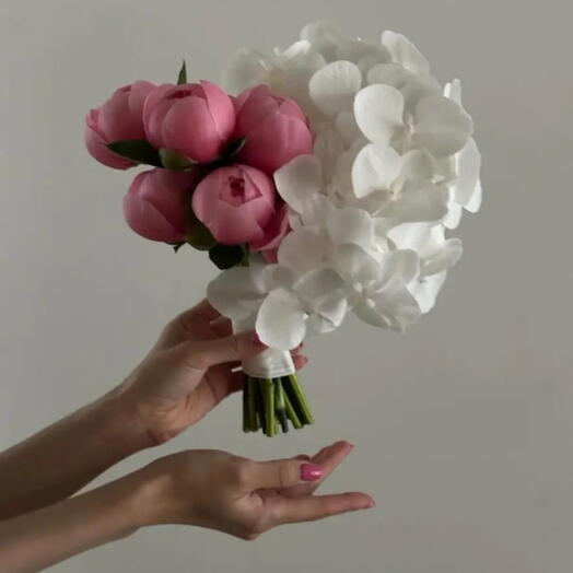 Букет невесты из пионов и гортензии