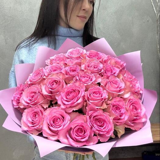25 розовых роз