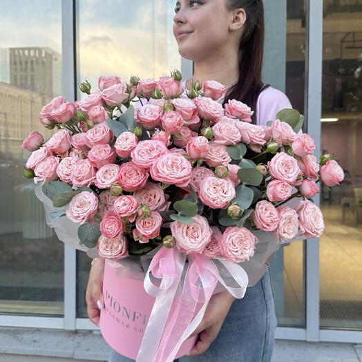 Нежная пионовидная роза в шляпной коробке