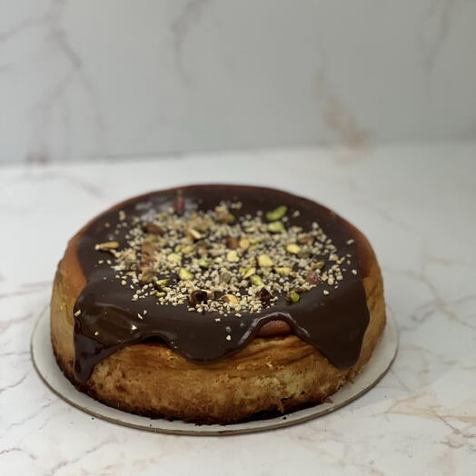 Фисташковый Чизкейк бакский с декором мягкий шоколад и фисташки