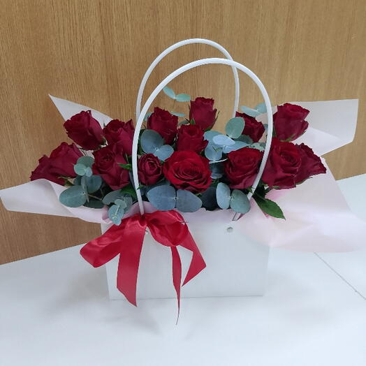 Красные Розы в белой сумочке