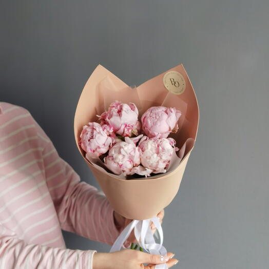 Моно из 5 розовых пионов