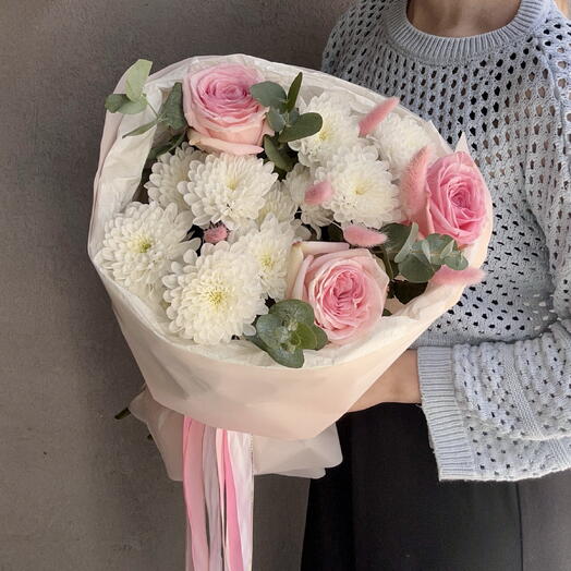 Нежный букет с ароматными пионовидными розами Pink OHara, хризантемой и эвкалиптом с лагурусом