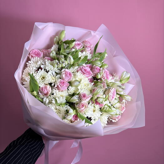 Букет из хризантемы, кустовых роз и альстромерии в воздушной упаковке