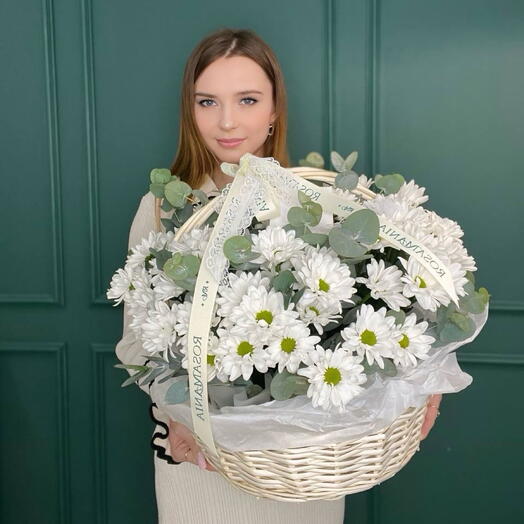 Корзина с ромашковой хризантемой и эвкалиптом 077