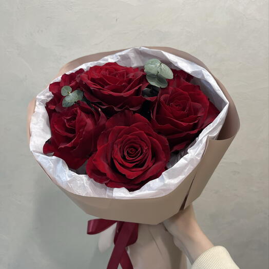 Алые розы с эвкалиптом