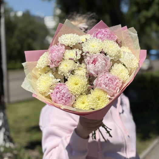 Пионы с хризантемой