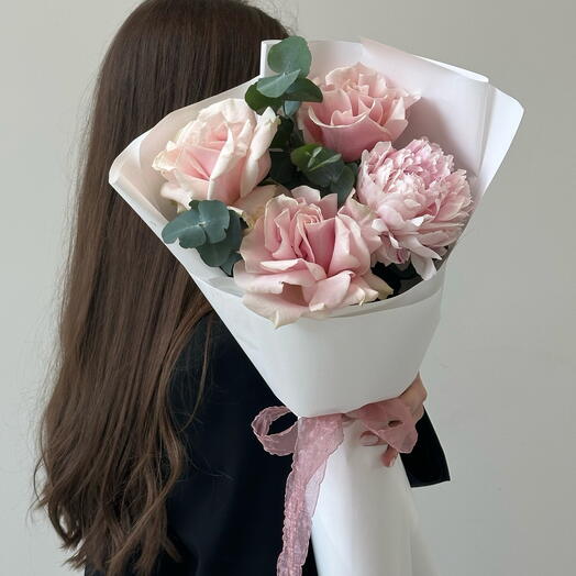 Букет роз с пионом и эвкалиптом 🌸