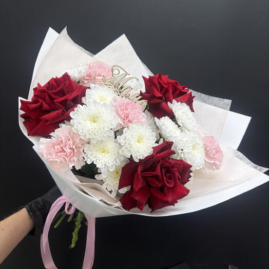 Красные французские розы с пушистой хризантемой и диантусами  для Мамы♥️