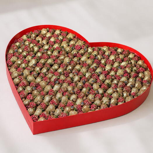 Сердце Love is in the air XXL из клубники в шоколаде 80 см