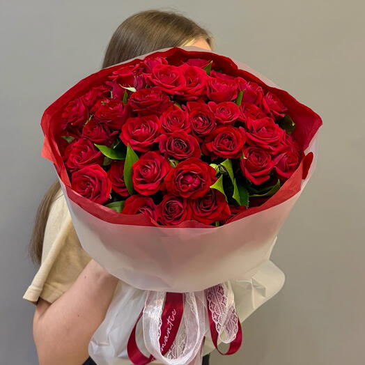 Красные кустовые розы цветы букет