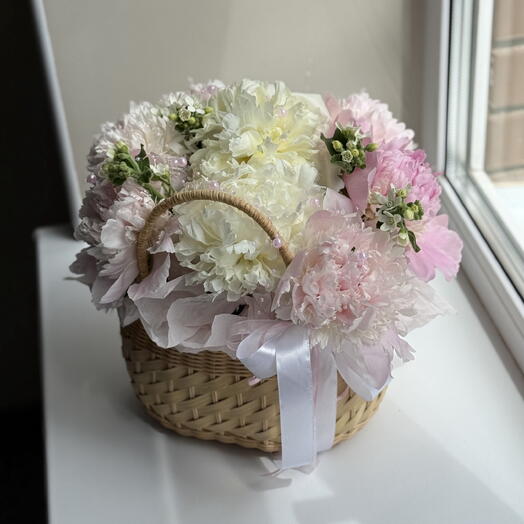 Лукошко с пионами