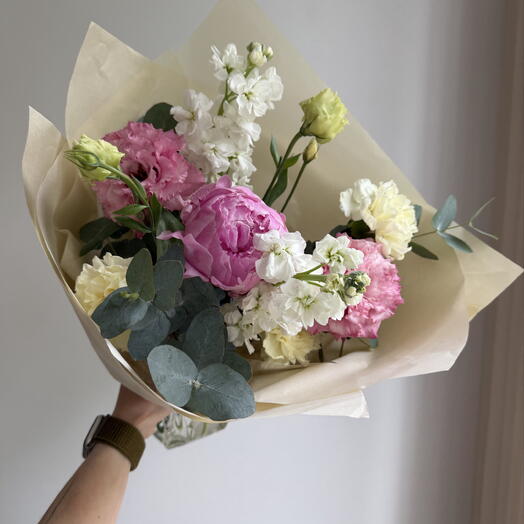 Летний букет с пионом, маттиолой, эустомой и диантусами🌸