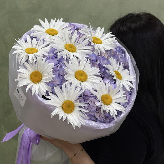 Букет ромашек и яркой гортензия