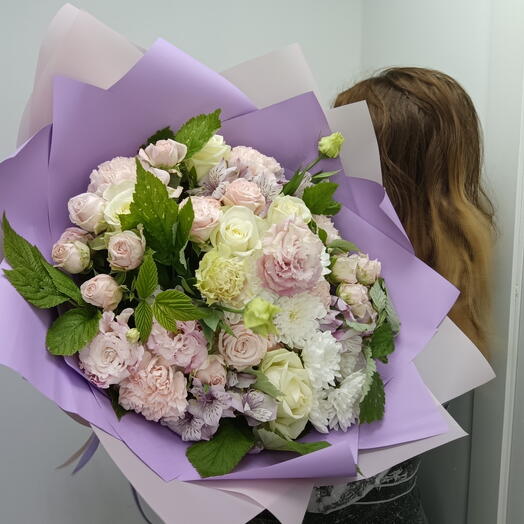 Авторский букет эустома, диантус, роза пионовидная кустовая, роза, альстромерия, хризантема, листья малины
