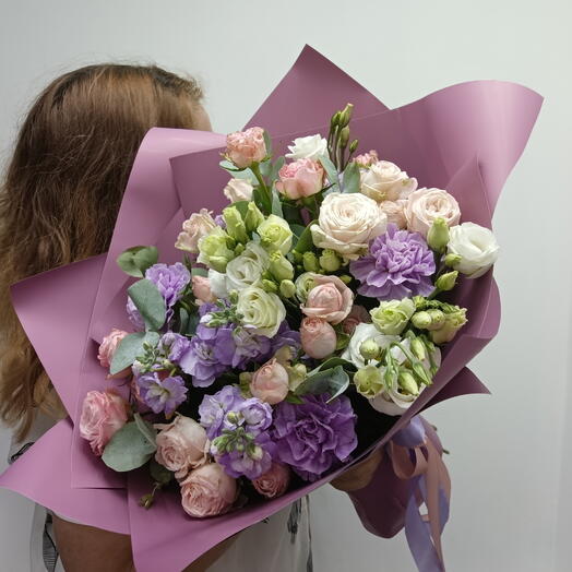 Букет пионовидных кустовых роз, эустома, диантус, маттиола кустовая, эвкалипт