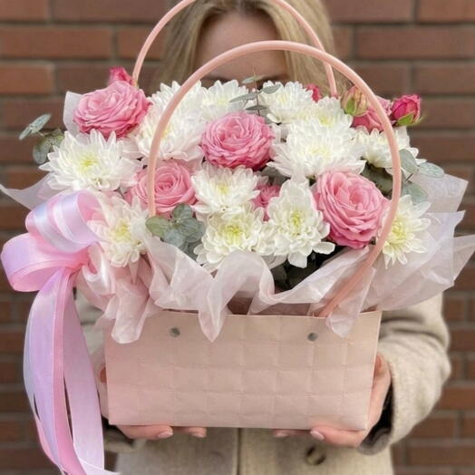 Композиция в сумочке из хризантемы, кустовых роз и эвкалипта🌸